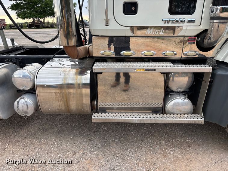 image for item FG0329 2016 Mack Titan TD713  semi truck