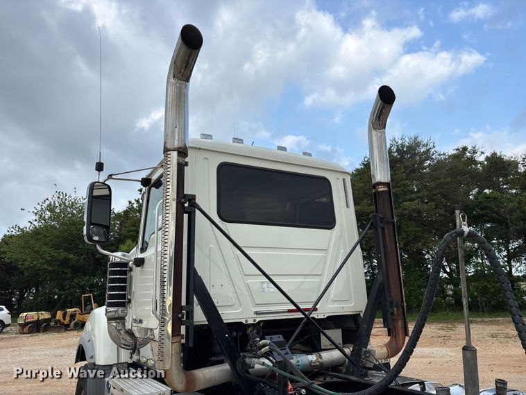 image for item FG0329 2016 Mack Titan TD713  semi truck