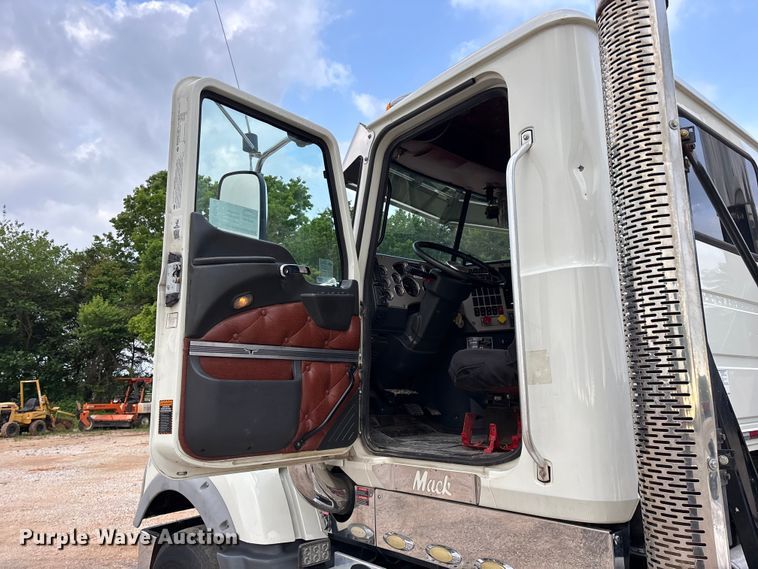image for item FG0329 2016 Mack Titan TD713  semi truck