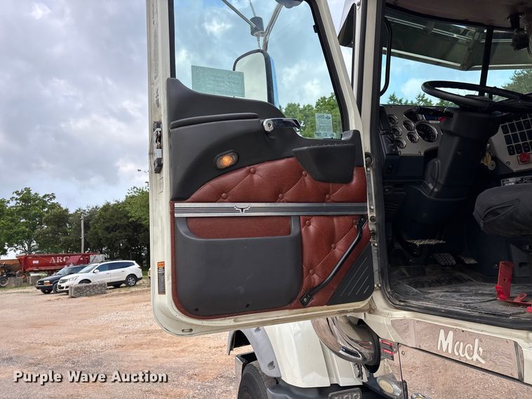 image for item FG0329 2016 Mack Titan TD713  semi truck