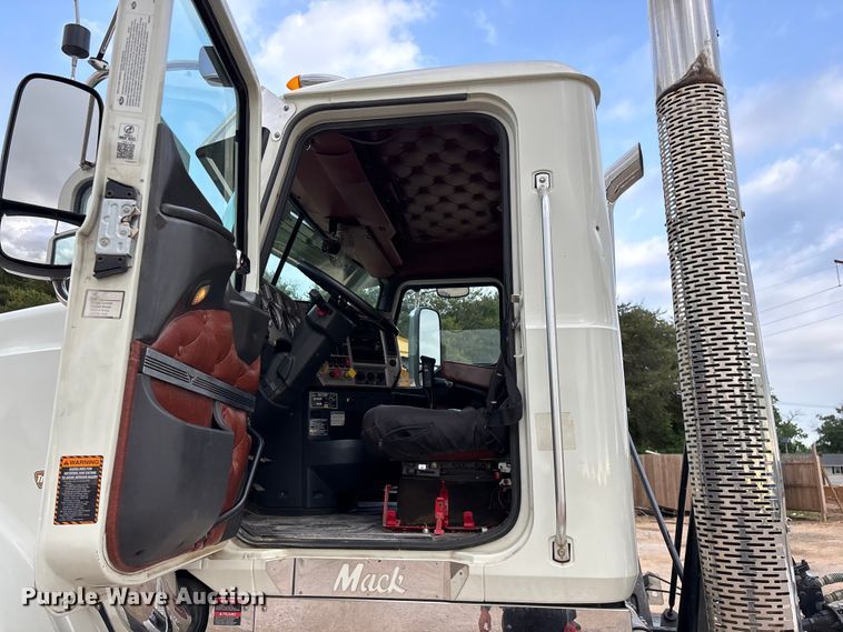 image for item FG0329 2016 Mack Titan TD713  semi truck