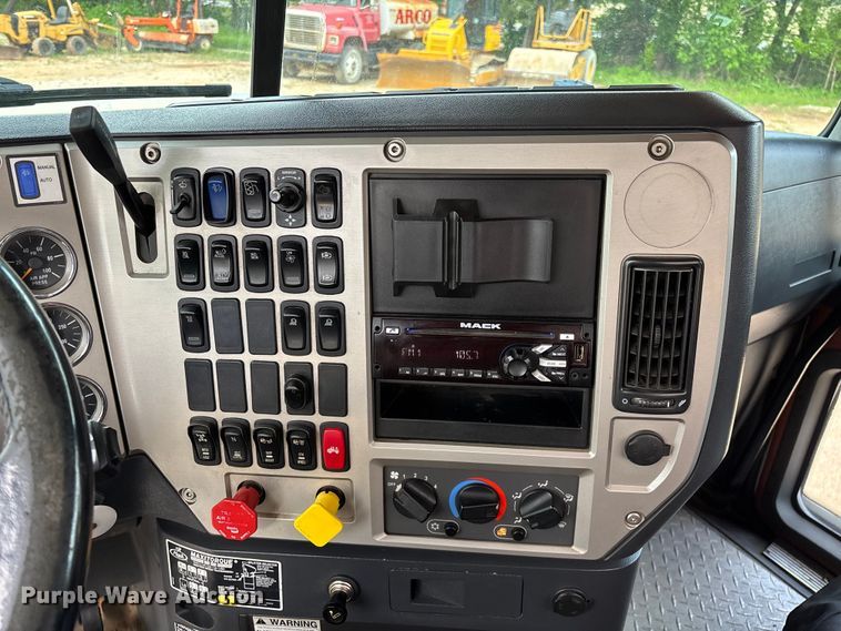 image for item FG0329 2016 Mack Titan TD713  semi truck