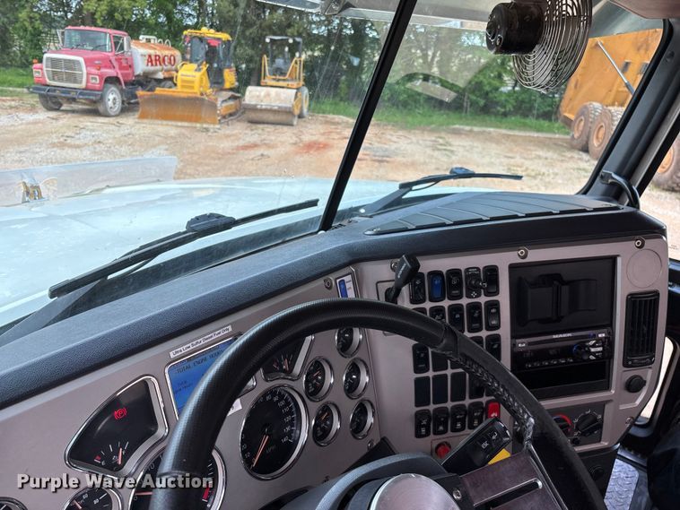 image for item FG0329 2016 Mack Titan TD713  semi truck