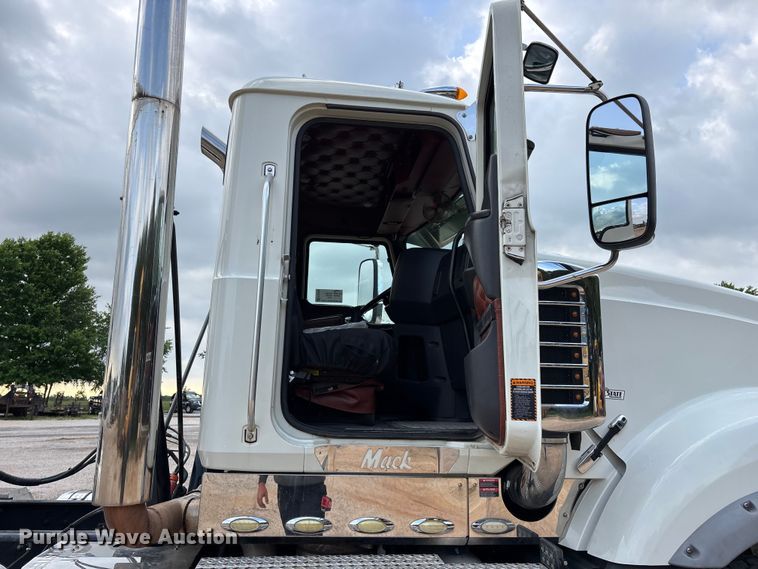 image for item FG0329 2016 Mack Titan TD713  semi truck