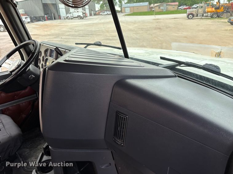 image for item FG0329 2016 Mack Titan TD713  semi truck