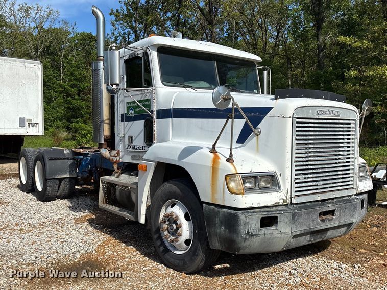 image for item FG0338 1995 Freightliner USF-1E truck cab and chassis