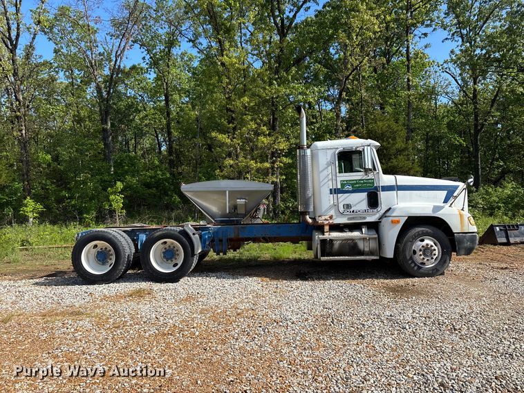 image for item FG0338 1995 Freightliner USF-1E truck cab and chassis