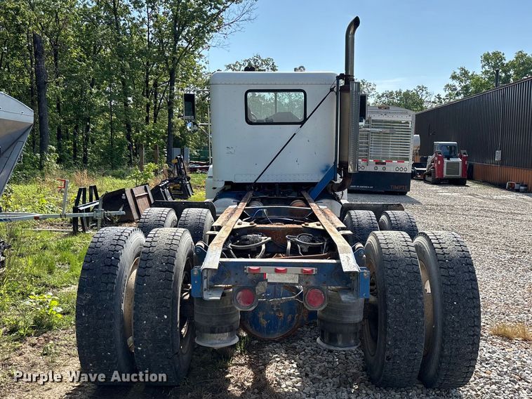 image for item FG0338 1995 Freightliner USF-1E truck cab and chassis