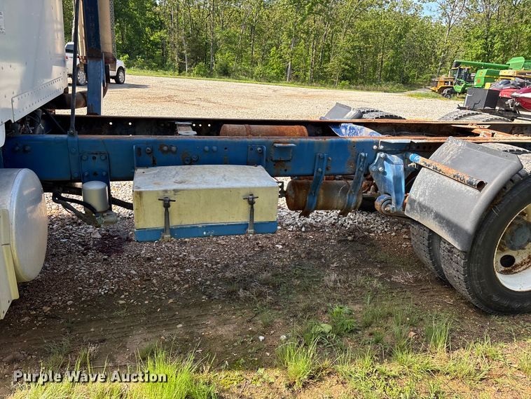 image for item FG0338 1995 Freightliner USF-1E truck cab and chassis