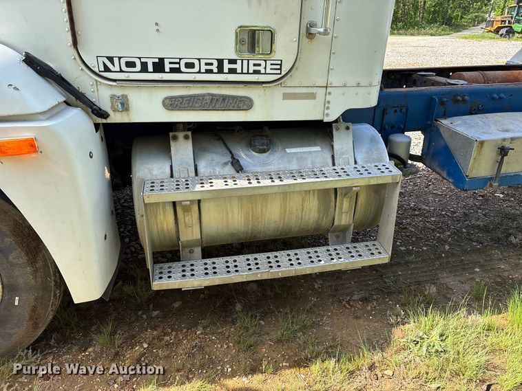 image for item FG0338 1995 Freightliner USF-1E truck cab and chassis