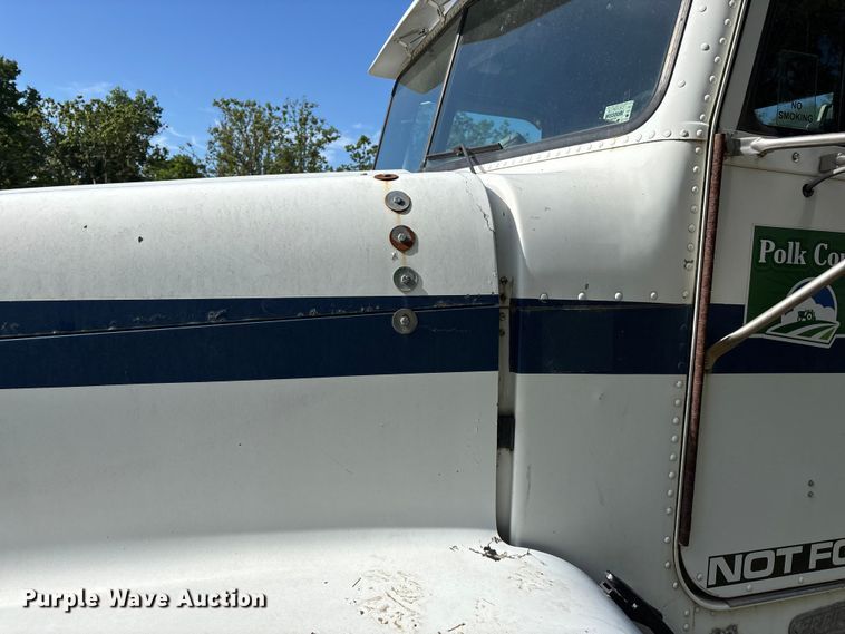 image for item FG0338 1995 Freightliner USF-1E truck cab and chassis