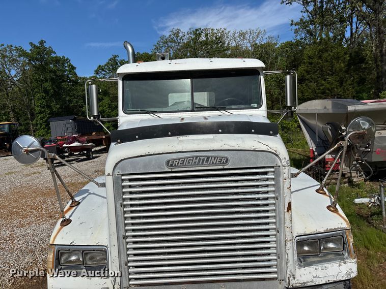 image for item FG0338 1995 Freightliner USF-1E truck cab and chassis