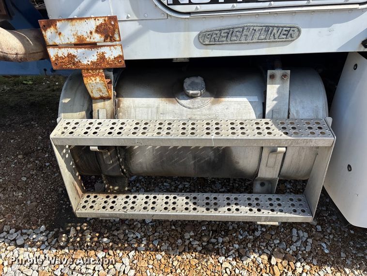 image for item FG0338 1995 Freightliner USF-1E truck cab and chassis
