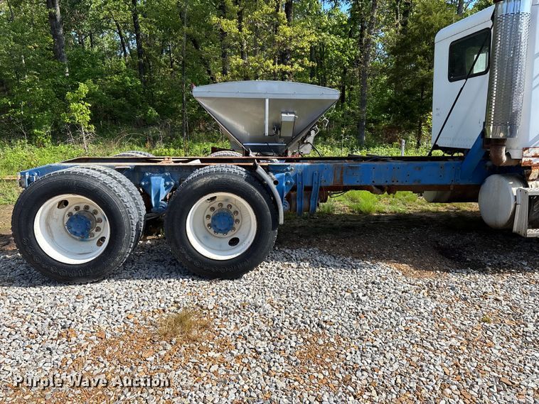 image for item FG0338 1995 Freightliner USF-1E truck cab and chassis