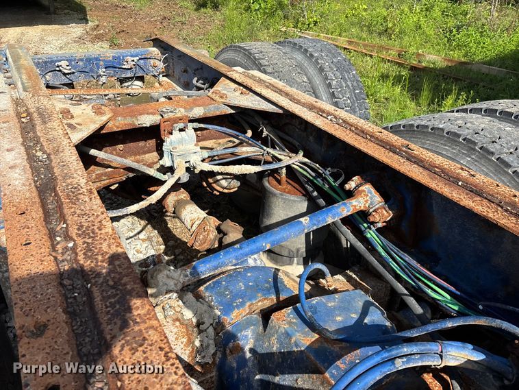 image for item FG0338 1995 Freightliner USF-1E truck cab and chassis