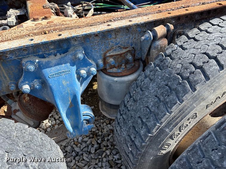 image for item FG0338 1995 Freightliner USF-1E truck cab and chassis