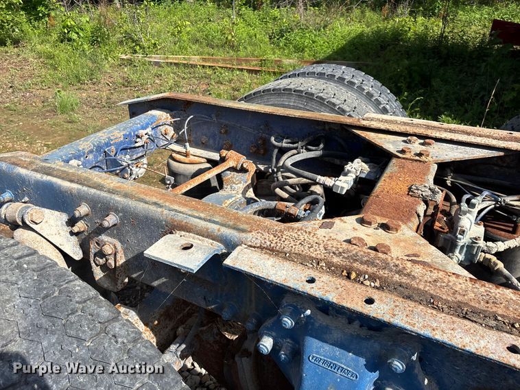 image for item FG0338 1995 Freightliner USF-1E truck cab and chassis