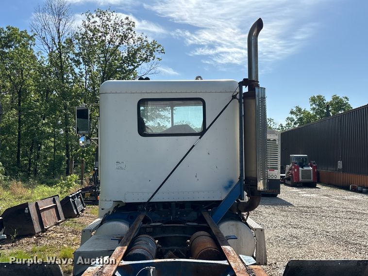 image for item FG0338 1995 Freightliner USF-1E truck cab and chassis