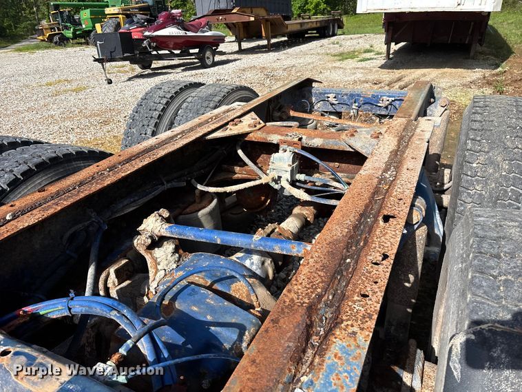 image for item FG0338 1995 Freightliner USF-1E truck cab and chassis