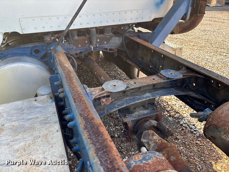 image for item FG0338 1995 Freightliner USF-1E truck cab and chassis