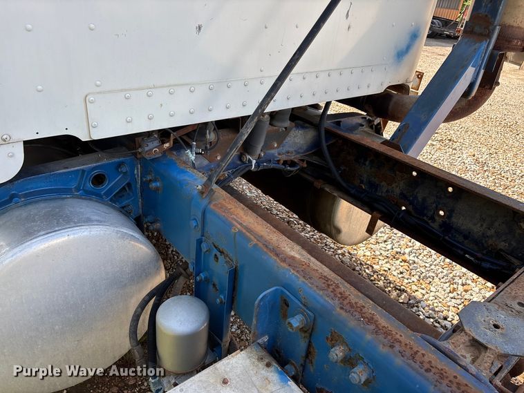 image for item FG0338 1995 Freightliner USF-1E truck cab and chassis