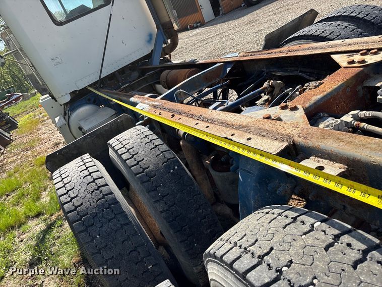 image for item FG0338 1995 Freightliner USF-1E truck cab and chassis