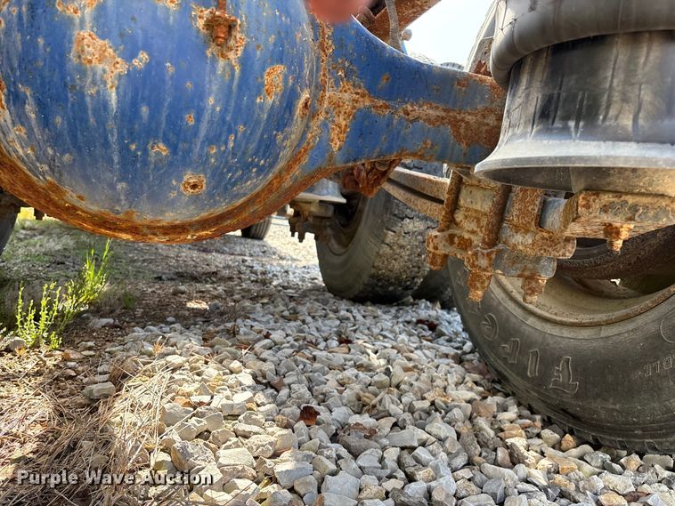image for item FG0338 1995 Freightliner USF-1E truck cab and chassis