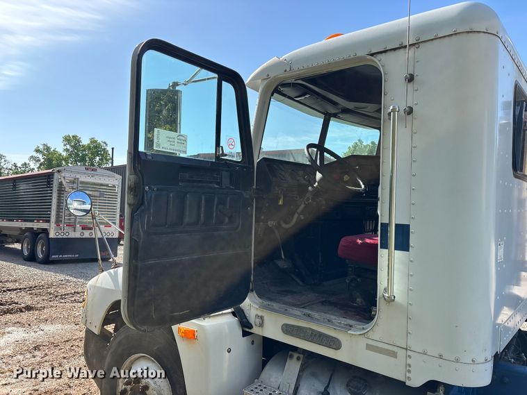 image for item FG0338 1995 Freightliner USF-1E truck cab and chassis