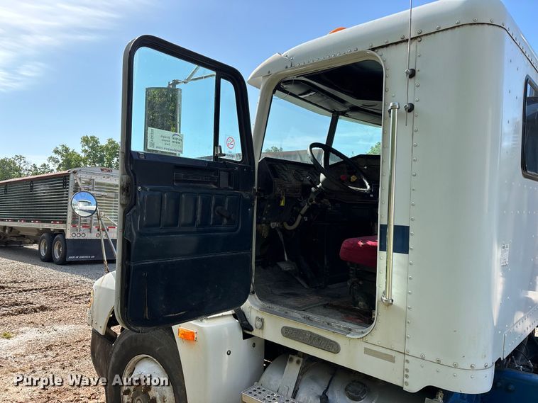 image for item FG0338 1995 Freightliner USF-1E truck cab and chassis