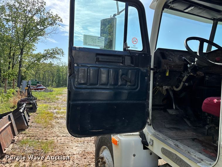 image for item FG0338 1995 Freightliner USF-1E truck cab and chassis