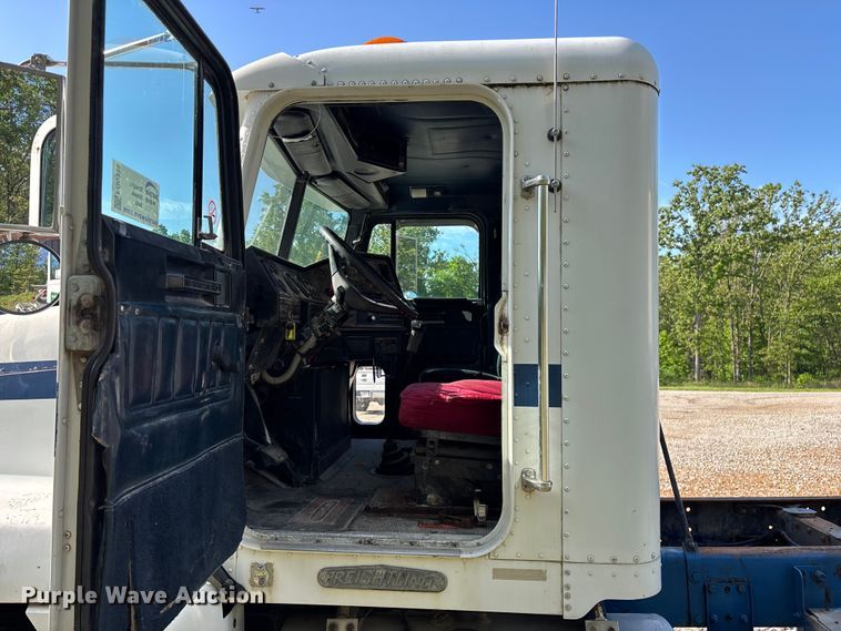 image for item FG0338 1995 Freightliner USF-1E truck cab and chassis