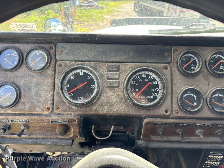 image for item FG0338 1995 Freightliner USF-1E truck cab and chassis