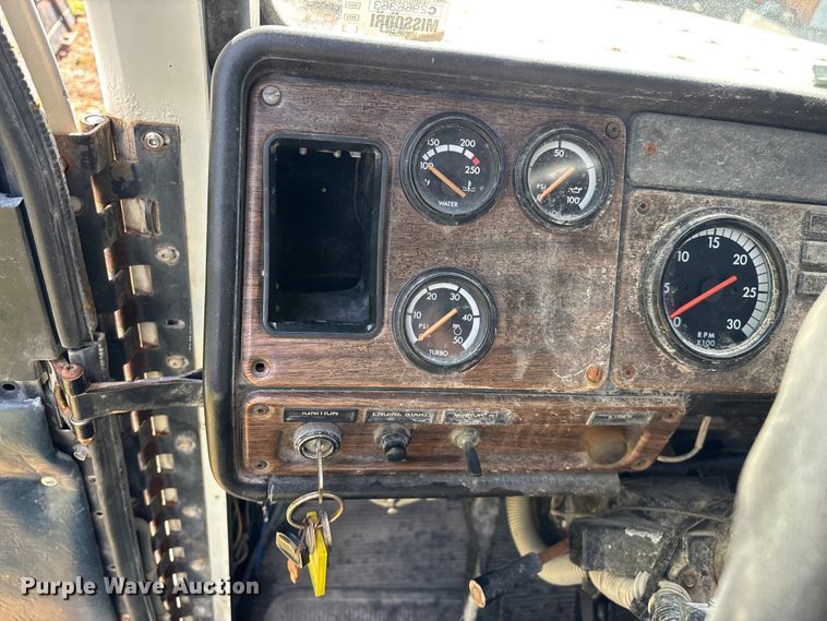 image for item FG0338 1995 Freightliner USF-1E truck cab and chassis