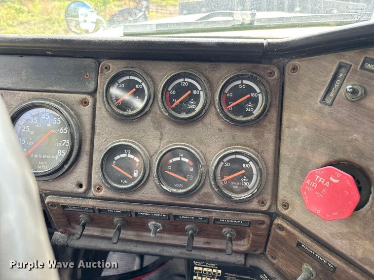 image for item FG0338 1995 Freightliner USF-1E truck cab and chassis