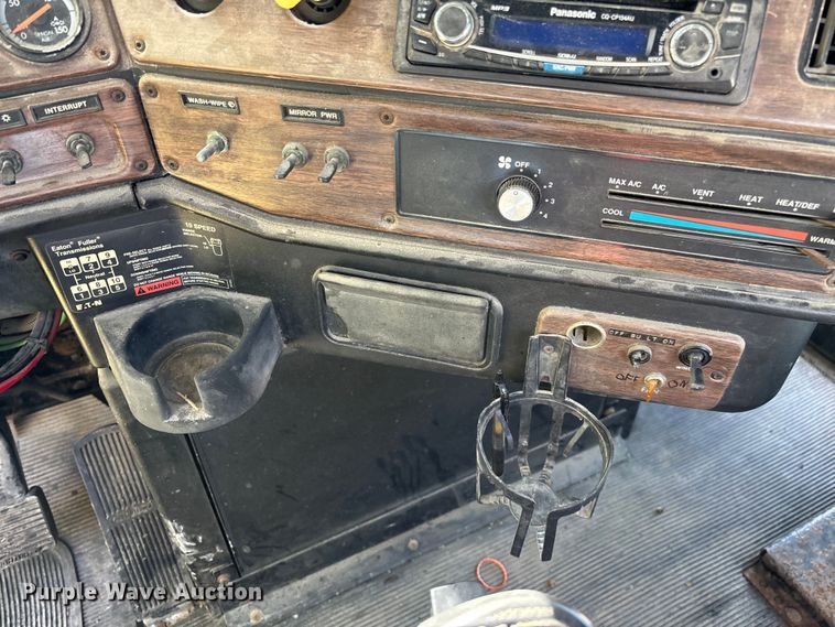 image for item FG0338 1995 Freightliner USF-1E truck cab and chassis