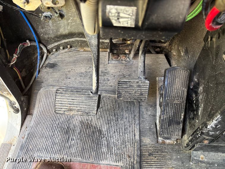 image for item FG0338 1995 Freightliner USF-1E truck cab and chassis