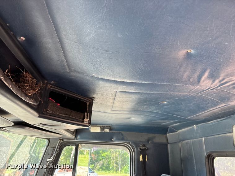 image for item FG0338 1995 Freightliner USF-1E truck cab and chassis