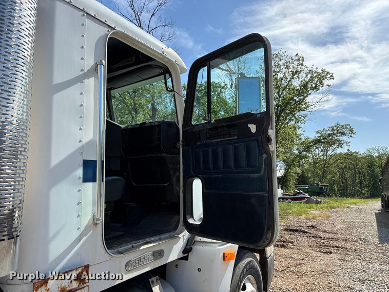image for item FG0338 1995 Freightliner USF-1E truck cab and chassis