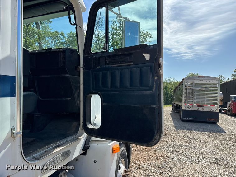 image for item FG0338 1995 Freightliner USF-1E truck cab and chassis