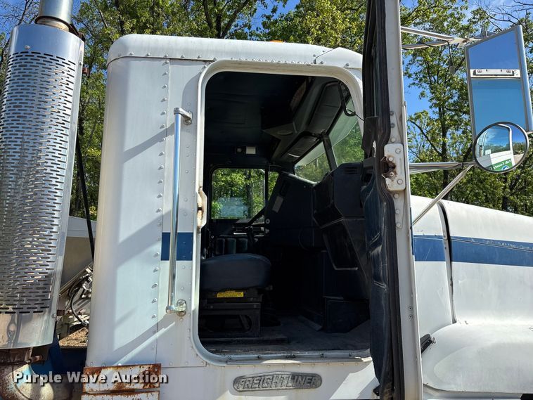 image for item FG0338 1995 Freightliner USF-1E truck cab and chassis