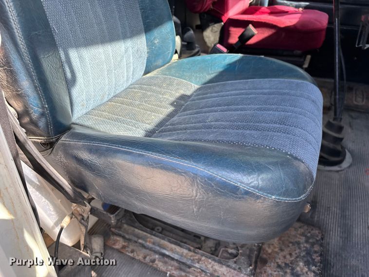image for item FG0338 1995 Freightliner USF-1E truck cab and chassis