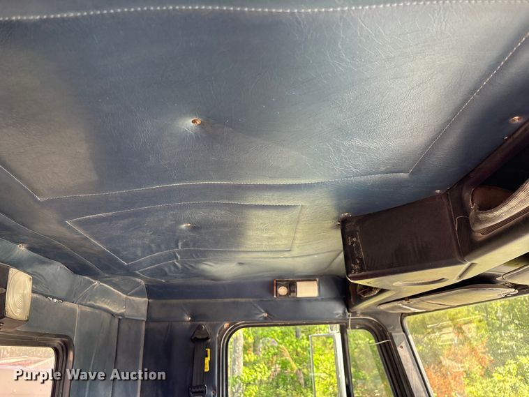 image for item FG0338 1995 Freightliner USF-1E truck cab and chassis