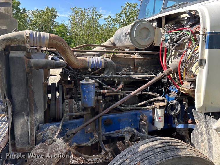 image for item FG0338 1995 Freightliner USF-1E truck cab and chassis