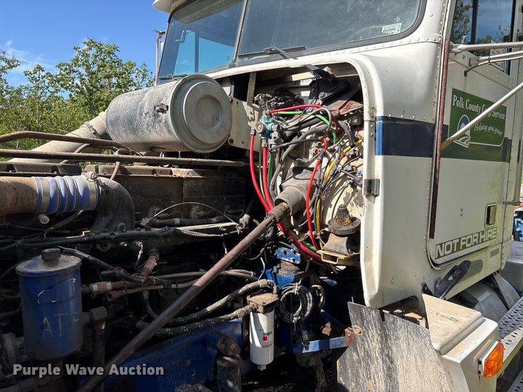 image for item FG0338 1995 Freightliner USF-1E truck cab and chassis