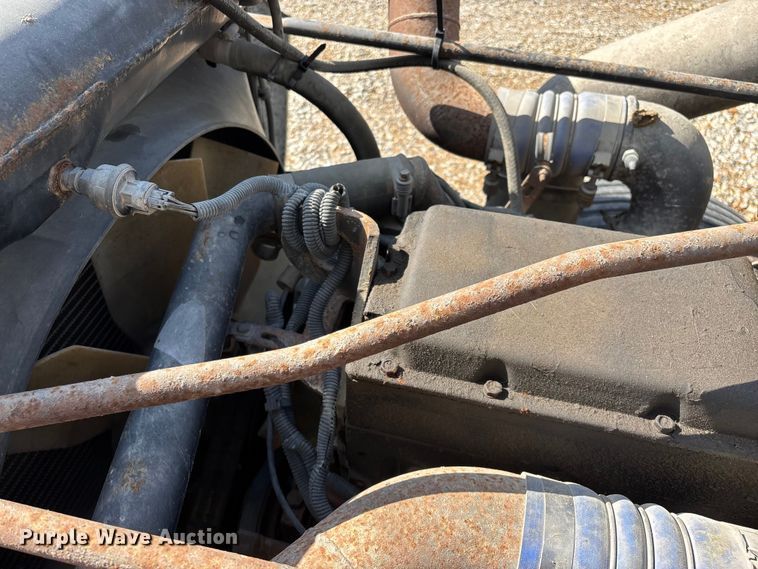 image for item FG0338 1995 Freightliner USF-1E truck cab and chassis