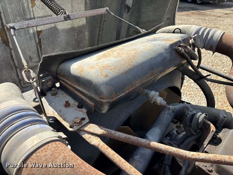 image for item FG0338 1995 Freightliner USF-1E truck cab and chassis