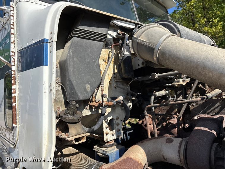 image for item FG0338 1995 Freightliner USF-1E truck cab and chassis