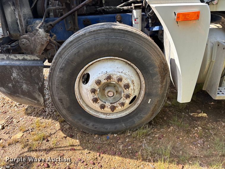 image for item FG0338 1995 Freightliner USF-1E truck cab and chassis