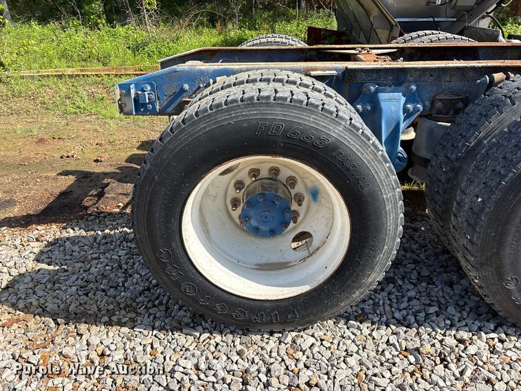 image for item FG0338 1995 Freightliner USF-1E truck cab and chassis