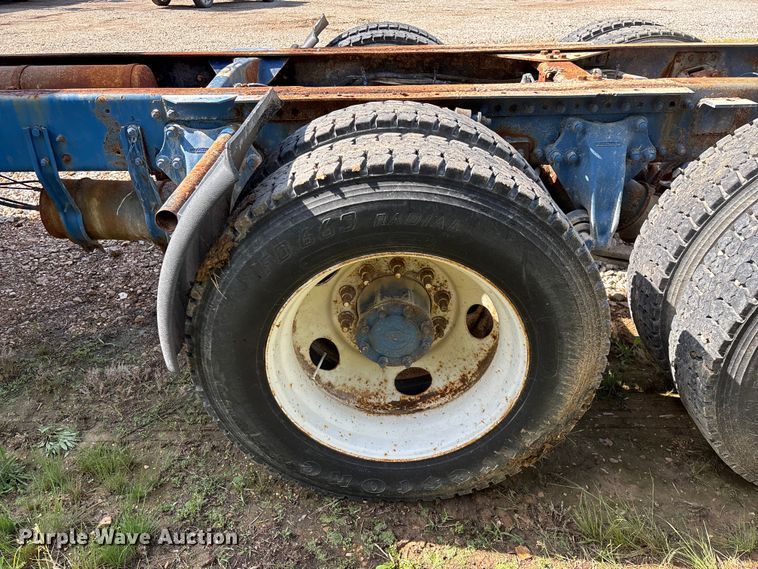 image for item FG0338 1995 Freightliner USF-1E truck cab and chassis
